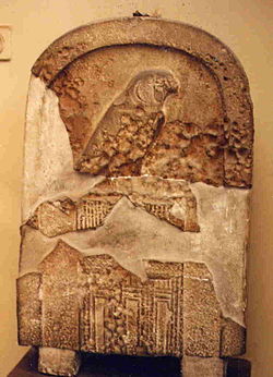Estela con el nombre de Djer inscrito en el serekh